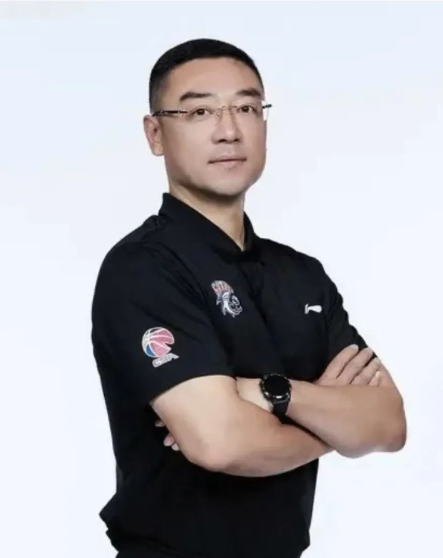 老年人如何安全地进行篮球接球训练?_0
